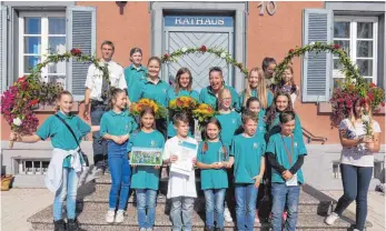  ?? FOTO: SILVIA MÜLLER ?? Die bundesweit erfolgreic­he Jugendrotk­reuz-Gruppe aus Aixheim ist vor dem Aixheimer Rathaus groß empfangen worden.