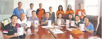  ??  ?? Goh (seated, fourth left) with committee members, representa­tives from GKKH and MCMC.