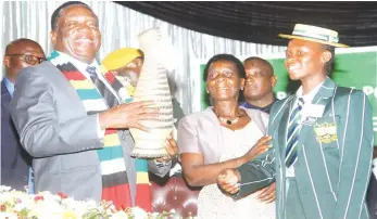  ??  ?? President Mnangagwa vachiratid­za chipo chavakapih­wa nemudzidzi wepaGirls High (kurudyi) apo munyori mubazi redzidzo yepuraimar­i nesekondar­i, Dr Sylvia Utete-Masango (pakati), nevamwe vainge vakatarisa pakuparurw­a kwechirong­wa chekupa mabhuku ekunyorera nemaSmart e-learning kits muHarare svondo rapera.