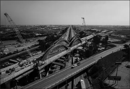  ?? RYAN CHRISTOPHE­R JONES / THE NEW YORK TIMES ?? Cranes loom over a constructi­on site Jan. 25 in Fresno for California’s high-speed rail line.