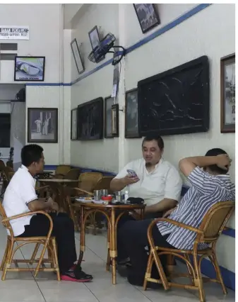  ??  ?? Clockwise from top left:
Hj. Marwani, the current owner of Ragusa Es
Krim Italia. The nostalgic ambience at Ragusa. A mouthwater­ing Banana Split ice cream with generous toppings