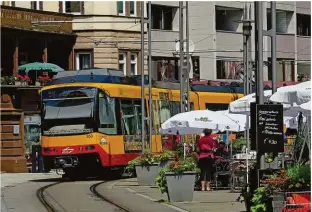  ??  ?? Durch die Gassen der Altstadt fährt die S-Bahn im Outfit einer Straßenbah­n.