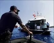  ??  ?? Lors de cette sortie en mer, les agents de la brigade maritime ont approché un yacht qui était un peu trop près de la bande des  mètres.