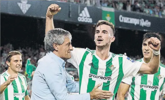  ?? FOTO: EFE ?? Setién es feliz en el Betis El técnico se funde entre la alegría de sus jugadores en la celebració­n de uno de los cuatro goles que los andaluces endosaron el Levante en el Villamarín