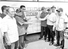  ??  ?? Ramlee (third from right), Safar (second from right) and Sungai Tohok community leaders showing thumbs up for the Pantas mobile office.