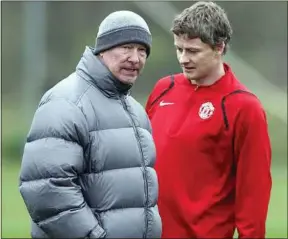  ??  ?? Ole Gunnar Solskjaer (à droite) revendique sa filiation avec sir Alex (à gauche).