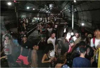  ??  ?? Trilhos do metrô são invadidos por passageiro­s, o qu e le vo uà suspensão da operação