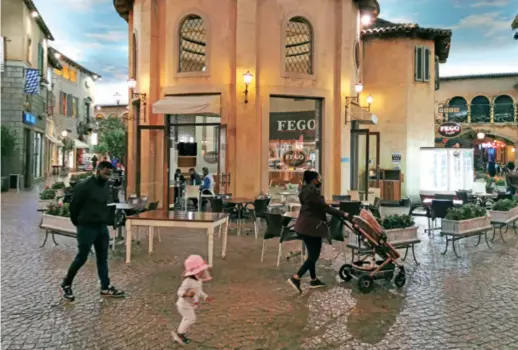  ??  ?? People spend time in a shopping mall in Johannesbu­rg, South Africa, on August 22