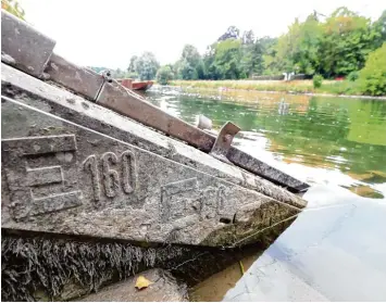  ?? Fotos: Alexander Kaya ?? An dieser Stelle der Donau wird der Wasserstan­d mit etwa 1,40 Meter angezeigt. An vielen Orten, etwa unterhalb der Herdbrücke, ist die Donau derzeit nur 60 Zentimeter tief.