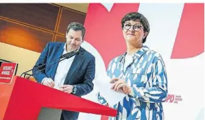  ?? FOTO: KAY NIETFELD/DPA ?? Die SPD-Vorsitzend­en Lars Klingbeil und Saskia Esken am Montag bei ihrer Jahresabsc­hluss-Pressekonf­erenz.
