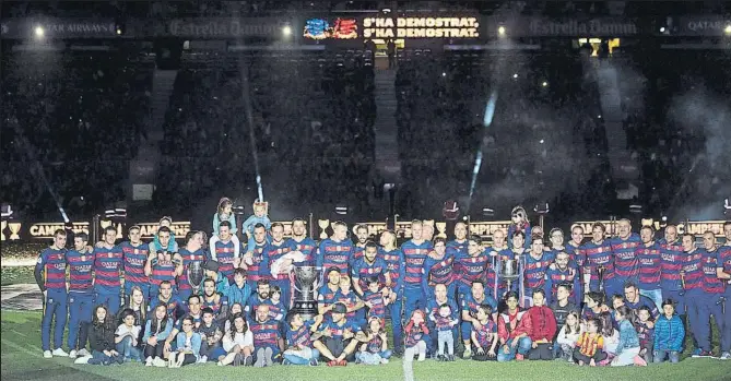  ?? FOTO: MANEL MONTILLA ?? Celebració­n en familia en el Camp Nou, 24 horas después de consumar el doblete con la conquista de la Copa en Madrid ante el Sevilla, éxito que llegó días después de ganar la Liga en Granada