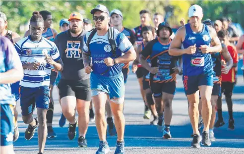  ?? Picture: JUSTIN BRIERTY ?? HEALTHY CHOICE: Participan­ts in the Streets to Sports run from Mooroobool to Manunda yesterday.