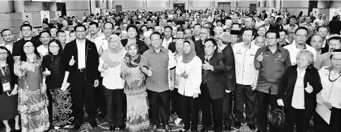  ??  ?? Nanta (front seventh left) is seen during a photocall after the closing ceremony. On his right is Assistant Minister of Women, Family and Childhood Developmen­t Rosey Yunus.