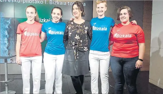  ?? FOTO: MD ?? Protagonis­tas De izquierda a derecha, Larrarte, Arrizabala­ga, Lorea Bilbao -diputada foral de Euskera y Cultura-, Urien y Araiztegi, en la presentaci­ón del Torneo Bizkaia femenino