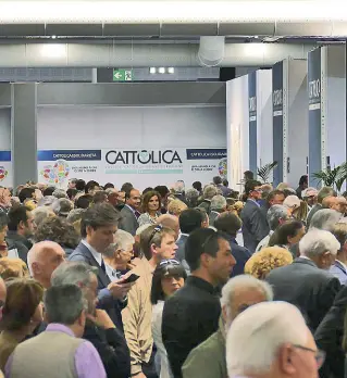  ??  ?? Folla in assemblea I soci della Cattolica Assicurazi­oni ieri mattina nell’ex Autogerma di Verona.