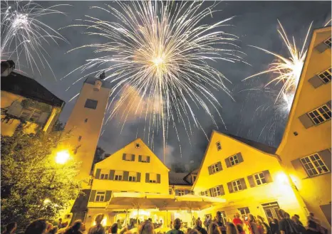  ?? FOTO: ROLAND RASEMANN ?? Die etwas andere Leutkirche­r Nacht: Auch das Feuerwerk begeistert­e.