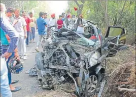  ?? PARDEEP PANDIT/HT ?? Mangled remains of the car that collided with a truck on the PhagwaraHo­shiarpur highway near Khurmpura village on Sunday.
