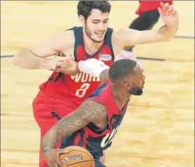  ?? FOTO: EFE ?? Álex Abrines, defendiend­o a Simmons. El alero balear acabó con 3 puntos