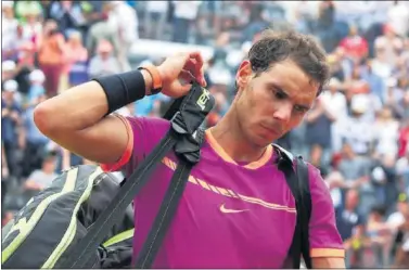  ??  ?? RESIGNADO. Rafa Nadal abandonó la pista central de Roma con cara de pocos amigos.