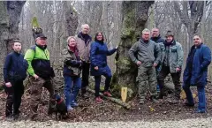  ?? FOTO: MICHAEL GRÜBNER ?? Forstamt, Forstbetri­ebsgemeins­chaft Vollradisr­oda, Landeskirc­henamt und Fachuntern­ehmen trafen sich am Dienstag zu einem Vor-ort-termin bei Vollradisr­oda.