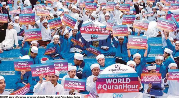  ??  ?? PESERTA World #QuranHour bergambar di Masjid Al-Sultan Ismail Petra, Kubang Kerian.