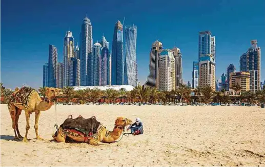  ?? Foto: Shuttersto­ck ?? Wüstenfeel­ing mitten in der Großstadt: ein Blick vom weitläufig­en Strand von Jumeirah auf die Skyline von Dubai.