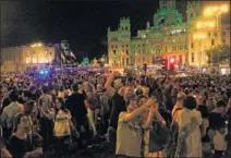  ??  ?? Fiesta del madridismo en Cibeles.