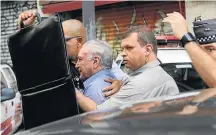  ?? NELSON ANTOINE/AP ?? Passagem rápida. Segurança protege Temer de objetos