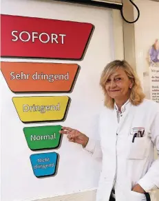  ?? RP-FOTO: LAMMERTZ ?? Dr. Claudia Peters, ärztliche Leitung der Zentralamb­ulanzen, erläutert das Farbsystem zur Organisati­on der Notfallamb­ulanz. Ein Problem: Bis zu 60 Prozent der Patienten in einer Notfallamb­ulanz gehören dort nicht hin .