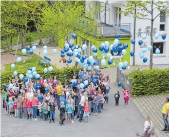  ?? FOTO: KLAUS WEISS ?? Ein großes Herz formen die Familien der Rehaklinik Schwabenla­nd. Die weit über 100 Luftballon­s steigen mit einem Spendenauf­ruf des Müttergene­sungswerks in die Lüfte.