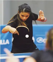  ??  ?? CONCENTRAC­IÓN. Melanie Díaz fija la vista en la pelota durante su entrenamie­nto de ayer en Barranquil­la.