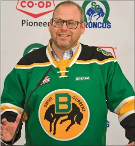  ?? STEVEN MAH/SOUTHWEST BOOSTER ?? Swift Current Mayor Denis Perrault wears his Bronco colors while branding the week as “Bronco Week” in Swift Current.