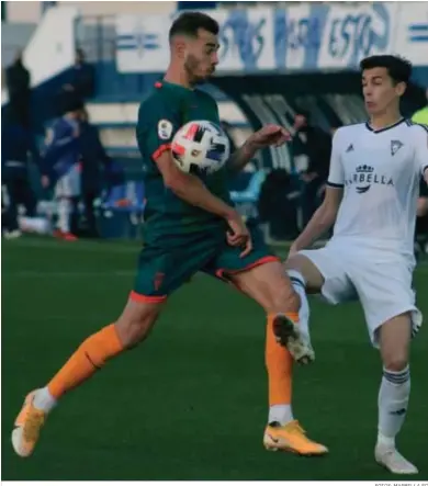  ?? FOTOS: MARBELLA FC ?? Raúl Hernández disputa el balón con un jugador del Marbella, ayer.