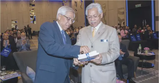  ??  ?? Emeritus Prof Tan Sri Anuwar Ali (left) sharing the latest informatio­n on e-learning innovation­s with Dato Seri Idris Jusoh.