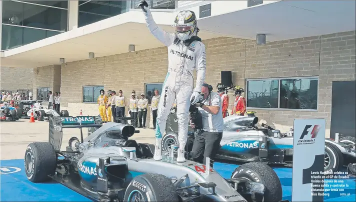  ?? FOTO: AP ?? Lewis Hamilton celebra su triunfo en el GP de Estados Unidos después de una buena salida y controlar la distancia que tenía con Nico Rosberg