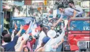  ?? BLOOMBERG ?? Chiang Wan-an, Tapei mayor-elect, greets members of the public in Taipei, Taiwan, on Sunday.