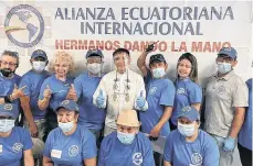  ?? AEI ?? Voluntario­s de la organizaci­ón Alianza Ecuatorian­a Internacio­nal, durante un receso en su sede de Queens.
