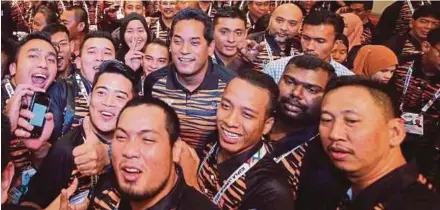  ?? PIC BY LUQMAN HAKIM ZUBIR ?? Sports Minister Khairy Jamaluddin (centre) with some of the Asean Para Games athletes at the Seri Pacific Hotel yesterday.