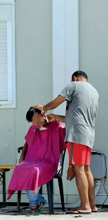  ?? Quotidiani­tà ?? Un ragazzo si fa tagliare i capelli