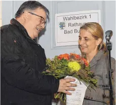  ?? FOTO: KLAUS WEISS ?? Ein Blumenstra­uß und Glückwünsc­he für den Wahlsieger: Bürgermeis­terstellve­rtreterin Angelika Lipke gratuliert Peter Diesch zu seiner Wiederwahl.