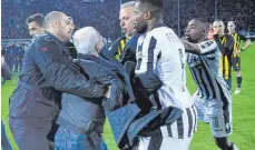  ?? FOTO: DPA ?? PAOK-Eigner Vassilis Dimitriadi­s (mit Revolver) stürmte das Feld.