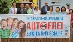  ?? Foto: Sarah Dobrocani ?? Ein breites Bündnis beteiligte sich an der Aktionswoc­he „Autofrei zu Kita und Schule“in Bäumenheim.