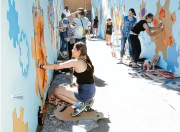  ?? Fotos: Annette Zoepf ?? Studenten der Hochschule Augsburg haben am Wochenende die Unterführu­ng an der Schülestra­ße mit Graffitis besprayt – und das völlig legal. Sämtliche Arbeiten widmen sich dem Thema Europa und dem Austausch Programm Erasmus.