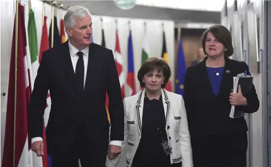  ?? FOTO: TT-AP/EMMANUEL DUNAND ?? EU:s chefsförha­ndlare Michel Barnier tar emot EU-parlaments­ledamoten Diane Dodds och partiledar­en Arlene Foster, båda från nordirländ­ska unionistpa­rtiet DUP.