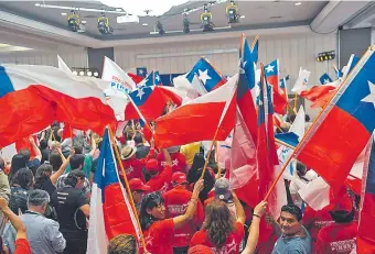  ??  ?? Tras 14 años de espera, Chile aprobó limitar los periodos de reelección de cargos públicos. La ley queda en manos ahora del presidente Sebastián Piñera para su promulgaci­ón.
