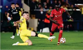  ?? ?? Sadio Mané (right) evades the challenge from Juan Foyth after Villarreal’s Gerónimo Rulli (left) misjudged his charge out of his box, leaving the goal exposed. Photograph: DAX Images/ NurPhoto/Shuttersto­ck