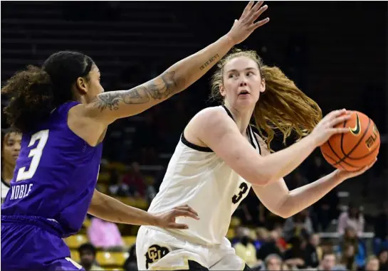  ?? CLIFF GRASSMICK — STAFF PHOTOGRAPH­ER ?? Colorado’s Frida Formann looks to pass against Washington on Sunday in Boulder.