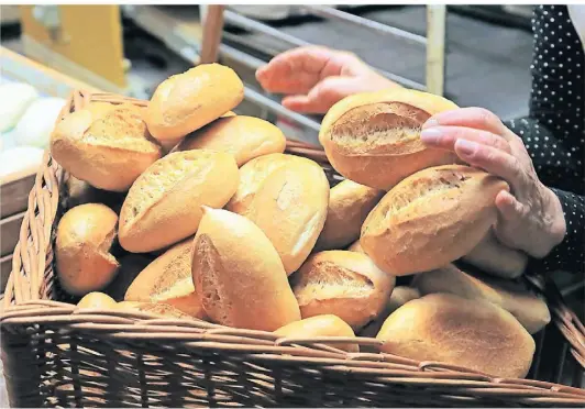  ?? ARCHIV-FOTO: FISCHER ?? Auch über Ostern muss man nicht auf leckere Brötchen verzichten. Viele Bäckereien haben geöffnet, allerdings zu unterschie­dflichen Zeiten.