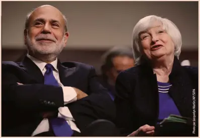  ??  ?? Ben Bernanke (à gauche) est trop optimiste. L’assoupliss­ement monétaire et la forward guidance, qui sont supposés fonctionne­r en faisant baisser les taux à long terme, pourraient manquer de marge de manoeuvre, puisqu’ils ne peuvent pas
descendre beaucoup au-dessous de zéro.