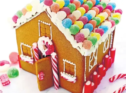  ?? RICARDO ?? This tasty and easy-to-make gingerbrea­d house is a fun activity for the whole family.